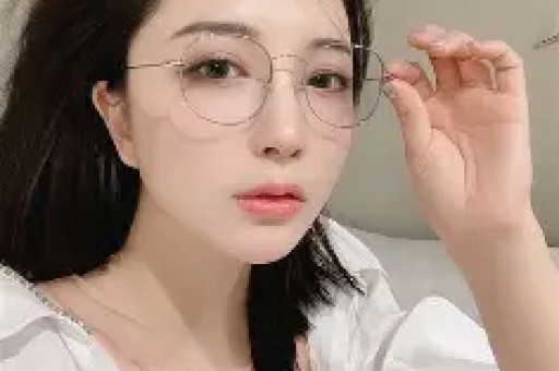 陪玩陪睡就是皮毛！继手伸进裤子后又一女星自曝50多都不放过