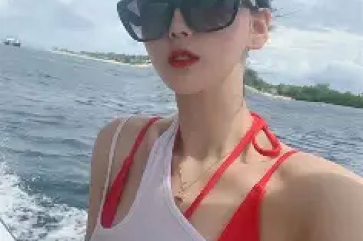 女游客划龙舟被颠翻外衣滑落表情销魂身份曝光鼓手爆料更多